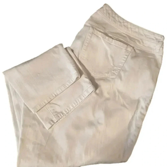 torrid Denim - Torrid white distressed stretch jeans. 
Size: 20